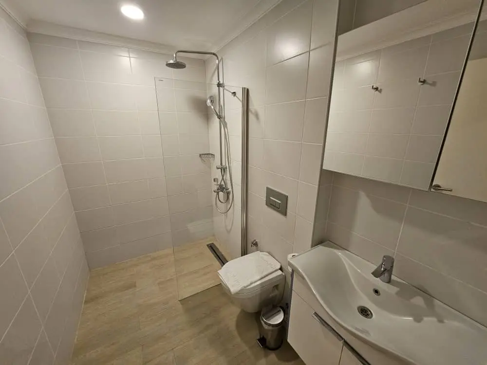 Fitted shower